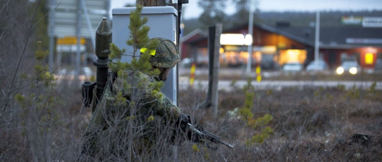 Deutscher Panzergrenadier sichert den Angriff mit gepanzerten Infanterie-Kampffahrzeugen im norwegischen Drevsjo während des NATO-Manövers „Trident Juncture“ vom 25. Oktober bis 23 November 2018. (Foto: SGM Marco Dorow, German Army)