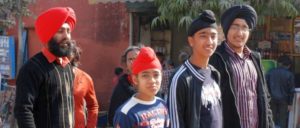 Ob diese Sikh-Familie ins Land dürfte, wenn sie denn will? (Foto: [url=https://de.wikipedia.org/wiki/Sikhismus#/media/File:Sikh_Family_cropped.jpg]Thomas Schoch [/url])