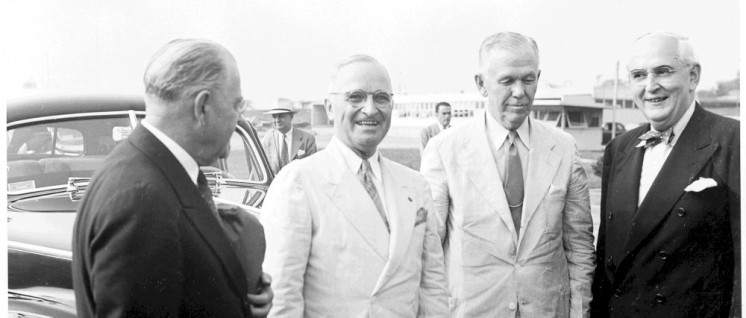 Die USA mit Weltherrschaftsansprüchen: Präsident Truman (2. von links) mit UN-Botschafter Warren Austin (links), Außenminister George C. Marshall und dem republikanischen Senator Arthur H. Vandenberg (13. August 1947) (Foto: Abbie Rowe/ U.S. National Archives and Records Administration(NAID) 199698./ public domain)