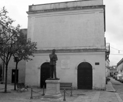 Moros Geburtshaus in Maglie. Davor die 1998 eingeweihter Statue – angeblich umstritten, weil Moro hier eine Zeitung der Kommunistischen Partei unter dem Arm hält