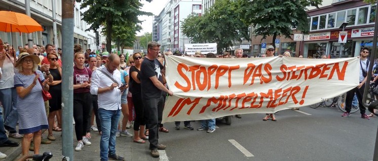 Der eindringliche Appell ging vor dem Düsseldorfer DGB-Haus nach Berlin, Brüssel und Rom: „Stoppt das Sterben im Mittelmeer!“ (Foto: Uwe Koopmann)