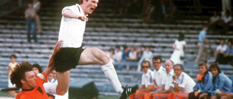 Steigt gerne mal über Kollegen: Karl-Heinz Rummenigge (Europameisterschaft 1980). (Foto: Public Domain)