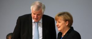 Währnd immer mehr Menschen in EU-Europa und vor allem auch in Deutschland Zuflucht suchen (oben die Lageso in Berlin), gehen nicht nur Seehofer und die CSU auf Konfrontationskurs zu Merkel. (Foto: CDU Deutschlands)