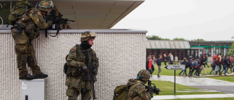 Amtshilfe oder Vorbereitung auf den Bürgerkrieg? Soldaten vom Fallschirmjägerregiment 31 trainieren im Mai 2016 in Belgien gemeinsam mit Kameraden aus anderen Ländern die Evakuierung einer Schule. (Foto: Bundeswehr/Jane Schmidt)