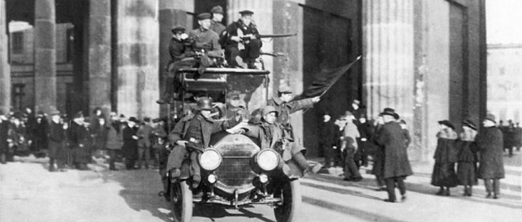 Revolutionäre Soldaten mit der roten Fahne am 9. November 1918 vor dem Brandenburger Tor in Berlin (Foto: Bundesarchiv, Bild 183-B0527-0001-810 / Unbekannt / CC-BY-SA 3.0)