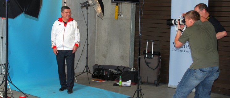 Thomas Bach posiert in der Olympia-Bekleidung der deutschen Mannschaft von 2012 – Ausrüster war natürlich die deutsche Firma mit den drei Streifen. (Foto: wikipedia commons, Marcus Cyron)