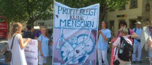 Demonstration in Stuttgart zum Tag der Pflege, organisiert von den Schülerinnen der Kolping-Altenpflegeschule in Stuttgart. (Foto: Monika Münch)
