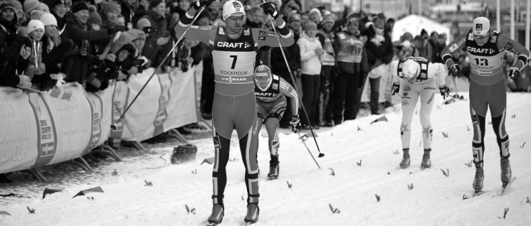 Das bekannte Bild: Northug jubelt schon, während die anderen sich noch abmühen. (Foto: Wikimedia Commons, Frankie Fouganthin)