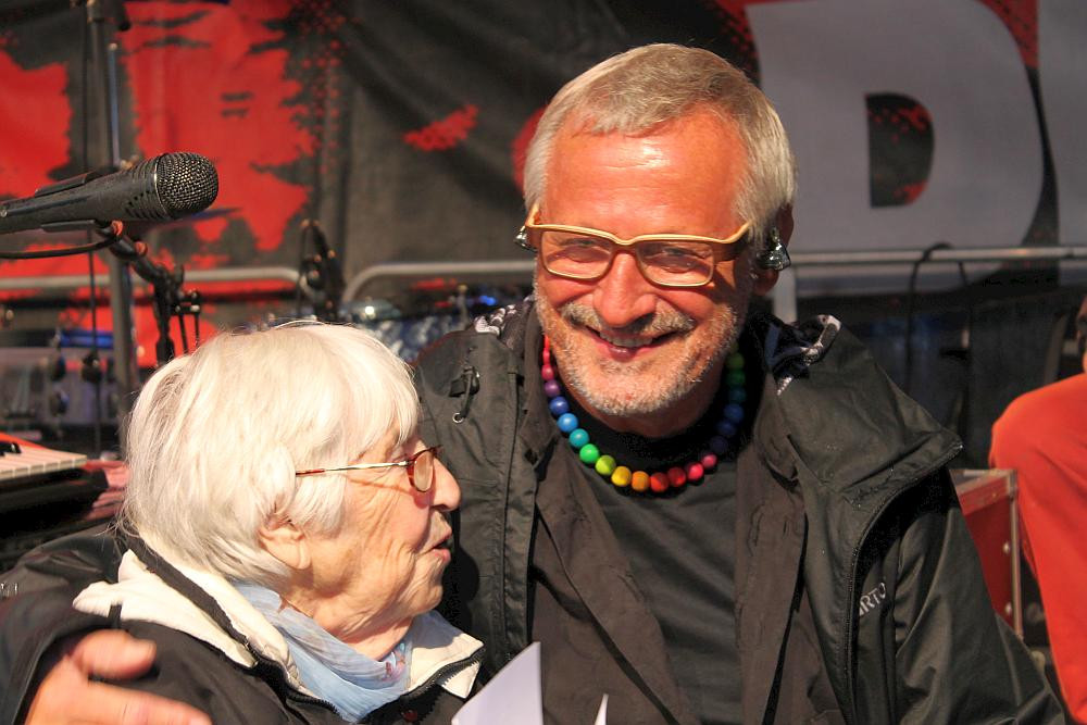 Konstantin Wecker mit Esther Bejarano auf dem Pressefest 2014