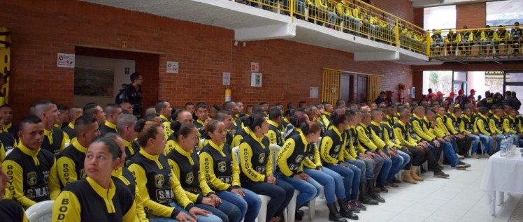 305 ehemalige Mitglieder der revolutionären Streitkräfte FARC-EP erhalten in Bogota Urkunden, die die Abgabe ihrer Waffen bestätigen (12. Juni 2017). (Foto: UN Photo/Renata Ruiz)