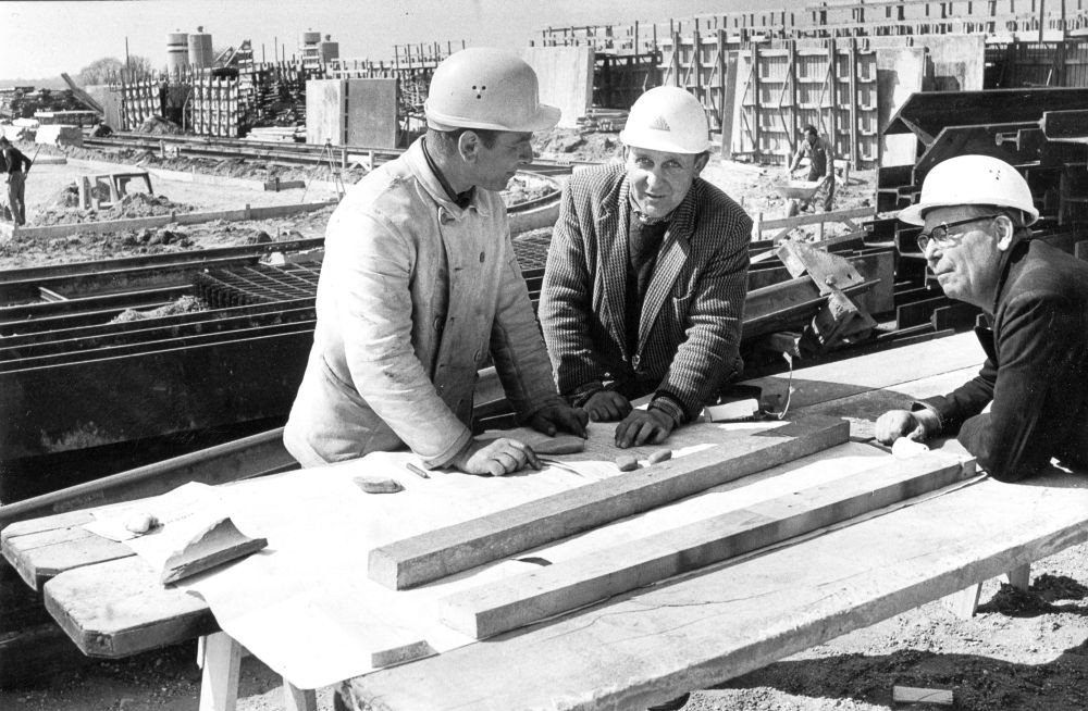 Karl-Heinz Sobolewski (Mitte) auf einer Baustelle in Ratingen