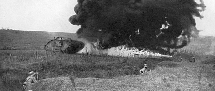 Letzte sinnlose Kämpfe: Deutsche Truppen versuchen einen englischen Mark IV Tank mit dem Flammenwerfer abzuwehren (Sommegebiet, vermutlich Schlacht von Amiens im August 1918). Im Vordergund deutsche Soldaten mit Handgranaten. (Foto: gemeinfrei)