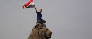 Demonstrant in Kairo, Februar 2011 (Foto: Zeinab Mohamed/ https://www.flickr.com/photos/96884693@N00/5420313770/CC BY-SA 2.0)