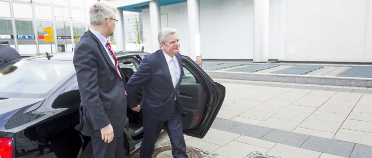 Hurtig nach rechts eilt Joachim Gauck. (Foto: [url=https://www.flickr.com/photos/bankenverband/13733548365]Boris Streubel u. Jochen Zick, Action Press[/url])