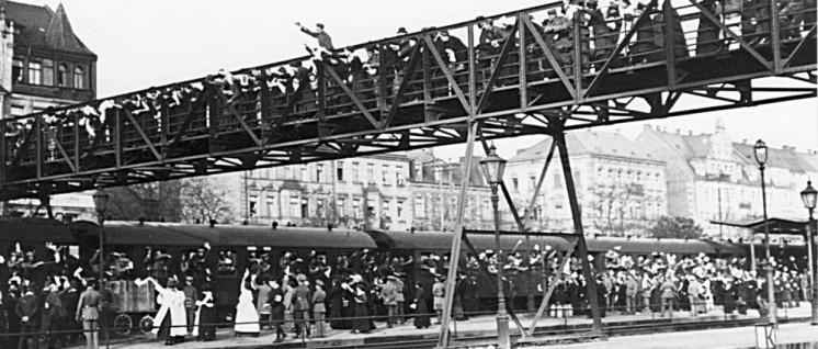 Noch voller Kriegsbegeisterung: Verabschiedung von Soldaten an die Front, Hauptbahnhof Fürth (Bayern) 7. / 8. August 1914 (Postkarte 1914) (Foto: unbekannt / wikimedia.org/ public domain)