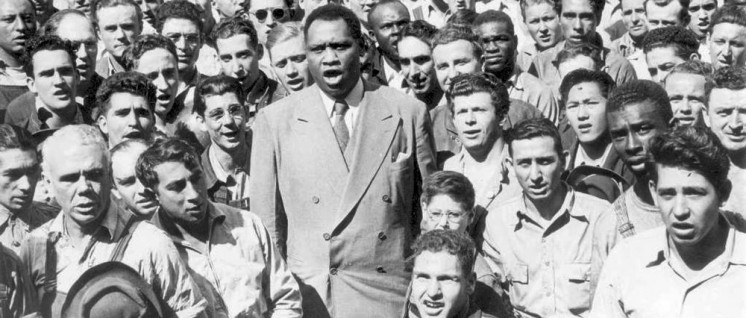Paul Robeson singt mit Werftarbeitern, 1942 (Foto: National Archives Photos on Flickr)