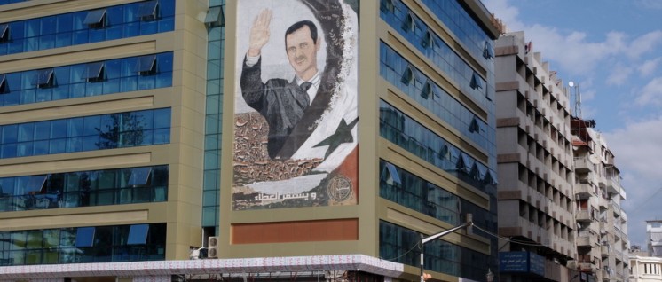 Assad-Wandbild in der syrischen Hafenstadt Latakia im November 2011 (Foto: [url=https://commons.wikimedia.org/wiki/File:Bashar_al-Assad_mural_in_Latakia.jpg]Emesik[/url])