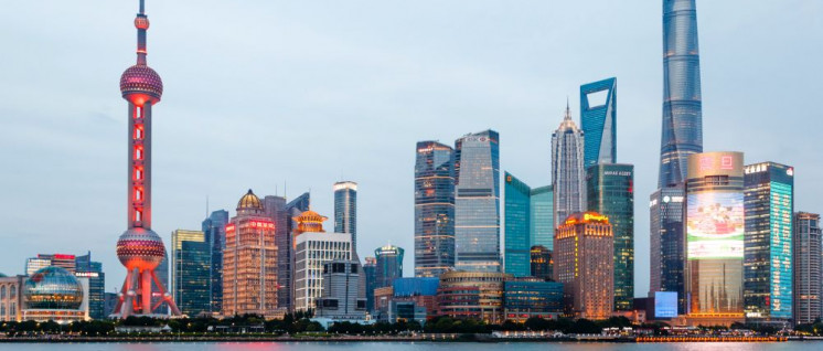 Metropole Schanghai: Blick auf den Stadtteil Pudong. Rechts der Financial Tower (Foto: [url=http://t1p.de/5pc3]Valentin Stanciu[/url])