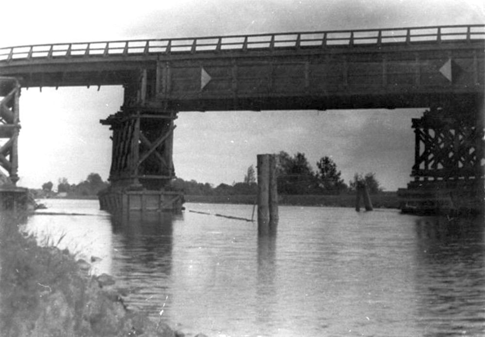 1952 wurde die Autobahnbrücke bei Finowfurt in Brandenburg von Agenten in Brand gesetzt.