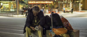 Obdachlose am Marlene-Dietrich-Platz vor dem Theater am Potsdamer Platz, in dem das Musical „Hinterm Horizont“ aufgeführt wird. (Foto: [url=https://www.flickr.com/photos/skohlmann/14968151992]Sacha Kohlmann[/url])