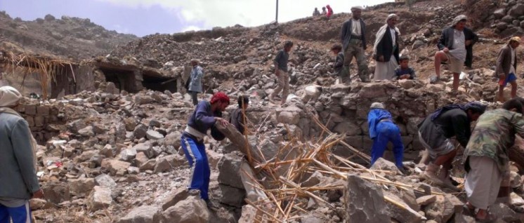 Bombardierung des Jemen: Dorfbewohner durchsuchen Trümmer des Dorfes Hajar Aukaish nach Habseligkeiten. (April 2015) (Foto: A. Mojalli/VOA)