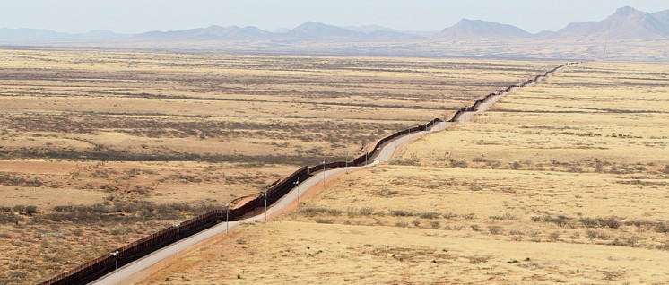 Ein „physisches Hindernis“ besteht an der Grenze bereits: Dieser Zaun ist 1100 Kilometer lang. (Foto: Donna Burton)