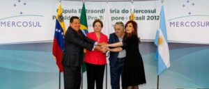 Integration vor der Rechtswende: Mit Hugo Chávez, Dilma Rousseff, dem damaligen Präsidenten Uruguays José Mujica und Christina Kirchner (v. l.) war das Wirtschaftsbündnis Mercosur von linken Regierungen dominiert. (Foto: Presidencia de la Nación Argentina / wikipedia.org / CC BY 2.0)