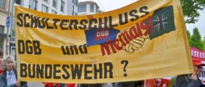 Protest gegen die Anbiederung der Bundeswehr (Foto: Uwe Hiksch)
