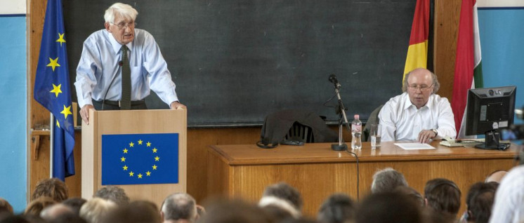 Habermas in seinem Element: Mit EU-Fahne über die Zivilgesellschaft referierend an der Eötvös-Loránd-Universität in Budapest. (Foto: [url=https://commons.wikimedia.org/wiki/File:Habermas13_(14277269396).jpg]Európai Bizottság/Dudás Szabolcs[/url])