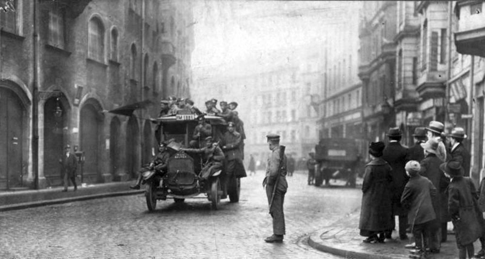 Revolutionäre Soldaten auf einer Patrouillenfahrt in München am 1. Januar 1919