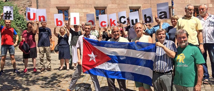 Protest gegen das Helms/Burton-Gesetz bei der Bundesdelegiertenkonferenz der Freundschaftsgesellschaft BRD-Kuba am vergangenen Wochenende in Nürnberg (Foto: Tom Brenner)
