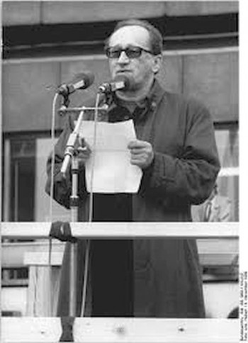 Heiner Müller: „Wenn in der nächsten Woche die Regierung zurücktreten sollte, darf auf Demonstrationen getanzt werden“.  4.11.1989, Berlin-Alexanderplatz