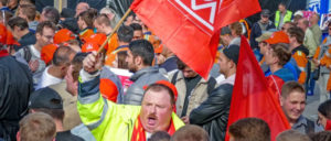 Wütend heißt nicht immer klassenbewusst, 30 Jahre der Defensive spiegeln sich im Bewusstsein wider. (Kollegen von Thyssenkrupp in Bochum protestieren gegen Stellenabbau). (Foto: Thomas Range)