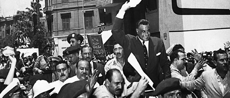 1956: Gamal Abdel Nasser wird von Anhängern gefeiert. (Foto: CIA/public domain)