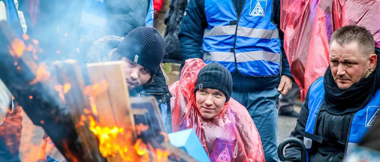 Wollen nicht zu Kollateralschäden werden: Streikende beim Autozulieferer ZF Friedrichshafen in Gelsenkirchen (Foto: Thomas Range)