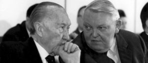 Die beiden waren niemals Freunde. Adenauer (r.) machte seinem Nachfolger Ludwig Erhardt nicht erst nachdem er abgedankt war, das Leben schwer. Doch beide waren sich vor allem dann einig, wenn es um Kapitalinteressen und die„Größe“ (West-)Deutschlands ging (Foto: KAS-ACDP/Paul Bouserath, CC-BY-SA 3.0 DE)