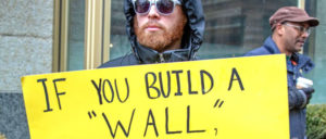 Wenn ihr eine Mauer baut, werden wir sie  einreißen. – Protest gegen Trumps Notstand. (Foto: [url=https://www.flickr.com/photos/becker271/47089671972]Becker1999[/url])