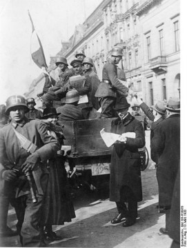 Berlin, 13. März 1920: Mit dem Einmarsch der Marinebrigade Ehrhardt, die später zur sogenannten Schwarzen Reichswehr gehörte, zu der im besprochenen Buch leider kein Beitrag aufgenommen wurde, beginnt der Kapp-Putsch.