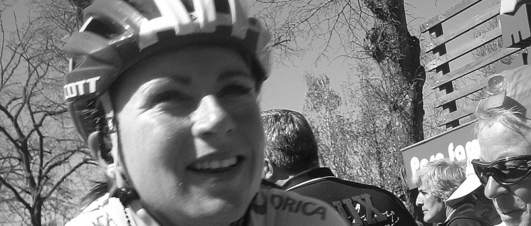 Die bei Olympia schwer gestürzte niederländische Radfahrerin Annemiek van Vleuten im April 2016 nach dem La Flèche Wallonne (Wallonischer Pfeil), dem belgischen Ein-Tages-Klassiker. (Foto: Hoebele, CC-BY-SA-4.0)