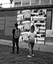 die grosse mauer show 1 - Die große Mauer-Show - East Side Gallery, Malerei - Im Bild