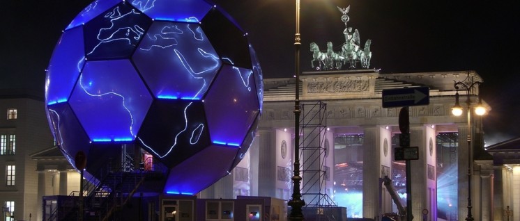 Kleiner ging es schon 2006 nicht; die Welt vor dem Brandenburger Tor; ein Schelm, wer Böses dabei denkt. (Foto: GFDL, CC BY-SA 3.0)