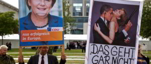 Hatte die Kanzlerin wirklich keine Ahnung von der Schnüffelpraxis der Geheimdienste? Diese Demonstranten bei der Demonstration „Freiheit statt Angst“ im August 2014 vor dem Kanzleramt bezweifeln das. (Foto: [url=https://www.flickr.com/photos/mw238/15062050686]mw238[/url])