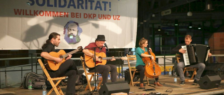 Die „Grenzgänger“ sangen und spielten den versteinerten Verhältnissen ihre eigene Melodie vor. (Foto: Reiner Engels / r-mediabase.eu)