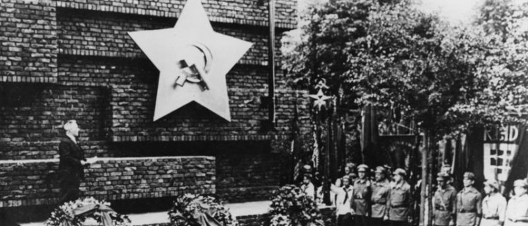 Berlin 1926: Einweihung des Revolutionsdenkmals nach dem Entwurf von Ludwig Mies van der Rohe durch Wilhelm Pieck (Foto: Bundesarchiv/CC-BY-SA 3.0)