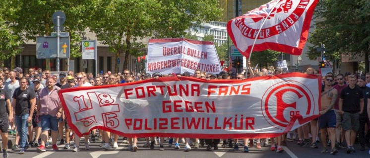 Auch Fußballfans gingen gegen das verschärfte Polizeigesetz in Nordrhein-Westfalen auf die Straße. (Foto: Reiner Engels/r-mediabase.eu)