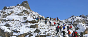 Auf dem Weg zum Gipfel: Stau am Mount Everest (Foto: [url=https://www.flickr.com/photos/84554176@N00/40313542040]Guillaume Baviere[/url])