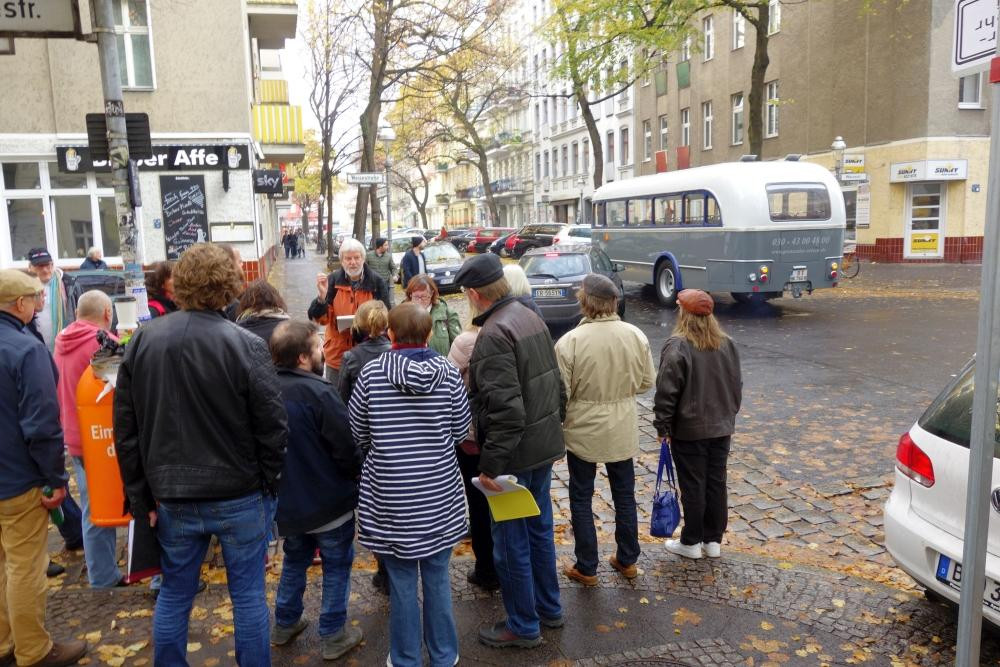 Weisestraße, Ende 2018: Die DKP führt zu Orten der Revolution. Im Hintergrund der Oldtimer-Bus, der die Teilnehmer durchs Viertel fährt.