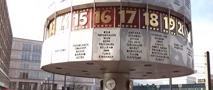 Am Berliner Alexanderplatz wird Zeit sichtbar. (Foto: [url=https://commons.wikimedia.org/wiki/File:Urania-Weltzeituhr-Berlin-2016.jpg]Mosellaender[/url])