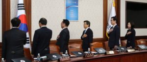 Der amtierende Präsident Südkoreas, Hwang Kyo-ahn, mit seinem Kabinett (9. Dezember 2016) (Foto: [url=https://www.flickr.com/photos/koreanet/30703843494]Republic of Korea[/url])