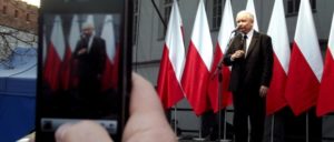 Polen ist auf dem Weg zurück in die Zeiten des Pilsudski-Regimes – und er zieht die Fäden: Jaroslaw Kaczynski, Vorsitzender der PiS. (Foto: Piotr Drabik/flickr.com/CC BY 2.0)